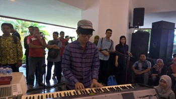Selanjutnya giliran Eka Gustiwana dan Nadya Rafika naik panggung. Diiringi music composing oleh Eka, Nadya mengajak peserta bernyanyi. Lucunya, salah satu peserta dari sekolah penerbangan mengocok perut penonton ketika dipaksa berjoget bersama Nadya.