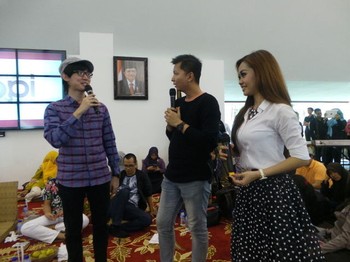 Dalam sesi sharingnya yang dipandu MC kocak Karel Anderson, Eka dan Nadya bercerita tentang pengalaman from nothing to something mereka di internet.