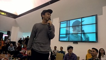Tiba giliran narasumber yang paling ditunggu dan teriakan namanya paling nyaring terdengar. Ya, Raditya Dika!