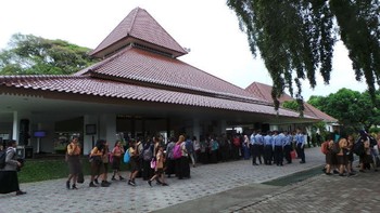 Peserta Ngopi kali ini sangat beragam. Mereka yang datang memang didominasi anak SD, SMP, SMA, hingga Perguruan Tinggi. Momennya memang pas, Sabtu ketika mereka sudah pulang sekolah dan selesai ujian.