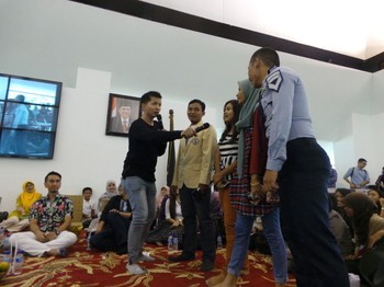 MC kocak Karel Anderson dari Detik Forum selalu sukses mengocok perut. Ada-ada saja ide jahilnya mengerjai peserta. Bahkan Bupati Banyuwangi Abdullah Azwar Anas pun tak luput dari ulah isengnya. Baru kali ini saya dapat tamu kurang ajar, canda Pak Bupati.