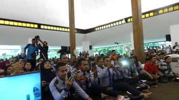 Momen seru seperti ini tidak boleh terlewat untuk diupload ke media sosial. Semua peserta masing-masing sibuk dengan ponsel mereka. Ada yang selfie, ngetweet, sampai rekam video selama acara berlangsung.