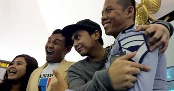 Acara diselingi dengan game dan bagi-bagi hadiah. Ada empat unit smartphone yang disiapkan dan 200 kartu perdana Telkomsel. Oh ya, yang menang game juga bisa selfie bareng Raditya Dika. Siapa yang gak mau?