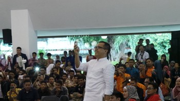 Bupati Banyuwangi Abdullah Azwar Anas pun tidak mau kalah eksis. Bapak keren ini juga jeprat jepret mengabadikan keriuhan acara lalu menguploadnya di media sosial.