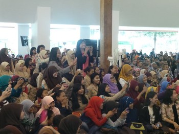 Sambutan yang didapat Radit dari peserta Ngopi di Banyuwangi memang luar biasa. Histeria peserta bisa bikin sakit telinga. Area pendopo seperti suasana konser musik, hampir semuanya mengeluarkan ponsel untuk memotret atau merekam aksi Radit. Banyak pula yang berteriak histeris Radit... Radit... Huaaa!