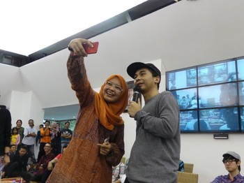 Sesi tanya jawab pun digelar bagi Ineters Banyuwangi. Semua diabsen untuk mendapat giliran bertanya mulai dari Bupati Banyuwangi, anak SD, SMP, SMA sampai anak kuliahan. Mereka yang terpilih bertanya biasanya langsung menodong foto selfie bersama Raditya usai bertanya.