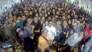 Sayangnya, keseruan ini harus berakhir. Selfie terheboh sepanjang sejarah Ngopi dilakukan sebagai penutup yang tak kalah seru. Semua narasumber dan peserta Ngopi berebut agar masuk frame. Cheese!