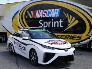 Toyota Mirai Jadi Safety Car Hidrogen Pertama di Balapan Nascar