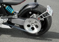     Drive belt ZecOO yang dibiarkan terbuka. Di Jepang, motor ini dibanderol 88,8 juta yen atau setara dengan Rp 966 jutaan. Namun, produksinya tidak banyak, hanya 49 unit. Menurut Nezu, ia ingin motor ini habis terjual dalam dua tahun. Istimewa/Response.