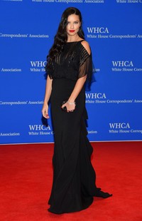 Memilih gaun hitam menyapu lantai rancangan Bibhu Mohapatra, Adriana Lima terlihat elegan. Michael Loccisano/Getty Images/detikFoto.