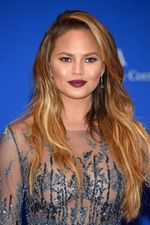 Bergaun Menerawang, Istri John Legend Seksi di Gedung Putih