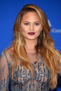 Sentuhan lipstik merah gelap melengkapi penampilannya.  Michael Loccisano/Getty Images/detikFoto.