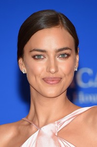 Tersenyum di depan kamera Irina terlihat memesona. Michael Loccisano/Getty Images/detikFoto.