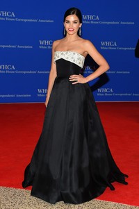 Aktris sekaligus dancer Jenna Dewan Tatum tampak anggun dan elegan mengenakan gaun hitam dengan panel putih rancangan Reem Acra. Michael Loccisano/Getty Images/detikFoto.