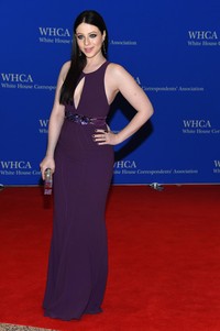 Bintang '17 Again' Michelle Trachtenberg tampil percaya diri mengenakan gaun berwarna ungu yang elegan. Michael Loccisano/Getty Images/detikFoto.     