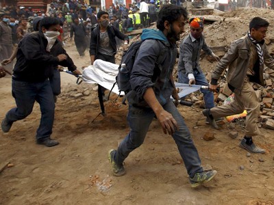 Mencari Korban Gempa Nepal