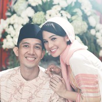 Wajah bahagia Ippe dan Andien saat menggelar pengajian. (Ditto Aditya/andienippewedding/Instagram)