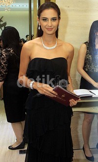 Ia melengkapi penampilannya dengan perhiasan berupa kalung, anting dan gelang berlian dari Frank & Co. Pool/Akew/detikFoto.