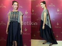 Artis kelahiran 28 Juli 1974 itu tampil dibalut dress tenun dari Kraton Auguste Soesastro. Pool/Akew/detikFoto.