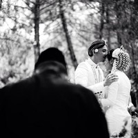Mereka memilih Pine Forrest Camp sebagai lokasi acara agar akad nikah berjalan khidmat. (raymonsantana/Instagram)