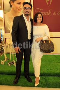 Surya tampak necis dibalut kemeja putih dan setelan jas hitam. Sementara Cynthia tampil serba putih from head to toe. Pool/Akew/detikFoto.