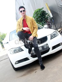 Verrell tampil kenakan kaus merah, jaket kuning, celana dan sepatu hitam serta kacamata hitam. Pool/Gus Mun/detikFoto.