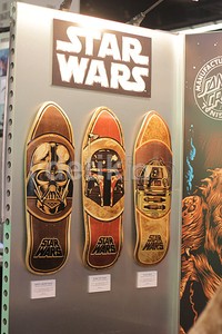 Papan skateboard dengan gambar tokoh Darth Vader, Boba Fett hingga R2-D2.