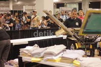 Ratusan penggemar mengantre melingkar dengan tertib untuk mendapatkan merchandise official 'Star Wars: The Force Awakens.'