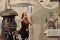 Penggemar mencoba salah satu miniatur properti dalam film Star Wars saat Luke Skywalker mendapatkan perawatan medis di Echo Base Bacta Tank.