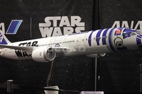 Salah satu maskapai penerbangan Jepang membuat pesawat dengan tema Star Wars. Miniatur pesawat tersebut dipamerkan di salah satu booth di Star Wars Celebration 2015.
