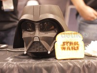 Kepala Darth Vader ini bisa mengeluarkan roti yang berlogo Star Wars.