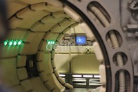 Mengintip pintu masuk salah satu pesawat tempur di film Star Wars.