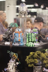 Pajangan droid R2-D2 dengan berbagai macam model yang dipamerkan di Star Wars Celebration 2015.