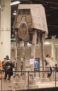 Robot perang milik Empire Galaxy turut menginvasi Star Wars Celebration 2015.