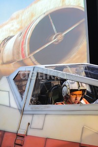 Penggemar sedang menjelajahi Planet Tattoine dengan pesawat X-Wing Starfighter. Sebelum naik, ia juga memakai baju pilot layaknya Luke Skywalker.