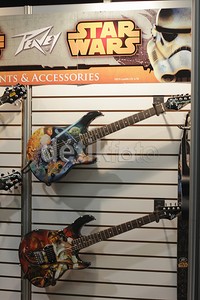 Gitar-gitar yang dicat dengan tema Star Wars cukup menyedot perhatian pengunjung.