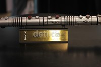 Lightsaber milik Darthmaul dengan pegangan di tengah. Terlihat lightsaber ini ditandatangani oleh sang pemeran, Ray Park.