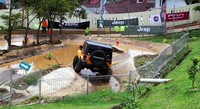 Peserta berusaha melewati rintangan di Off Road Circuit Eco Park, Bogor, Jawa Barat. Istimewa/Garansindo.