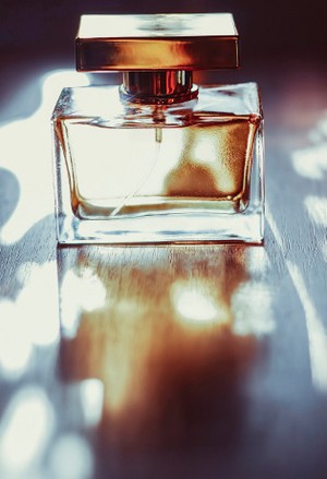 Wanita Ini Ciptakan Parfum Beraroma Tubuh Suami yang Sudah Meninggal