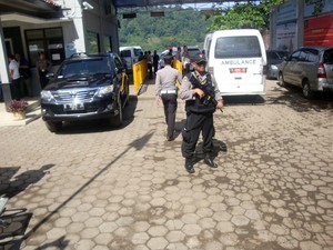 12 Ambulans Menyeberang ke Nusakambangan, Ada yang Angkut Peti Mati