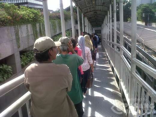 Beginilah Perjuangan Warga Jakarta Pengguna TransJ dan KRL Setiap Harinya