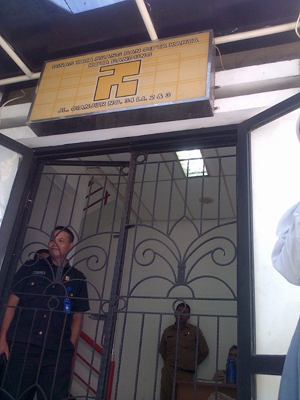 Penampakan Penggeledahan Kantor Distarcip Bandung Terkait Korupsi Stadion BLA