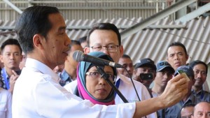 Bagikan KIS ke Buruh Pabrik Kapal, Jokowi Konsultasi Makanan ke Dirut BPJS