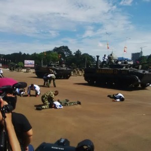 Begini Atraksi Marinir Selamatkan Tank Amfibi yang Dibajak Penjahat