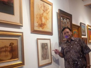 Paduan Seni Lukis, Batik Tulis dan Kain Tenun di Galeri Apik Jakarta