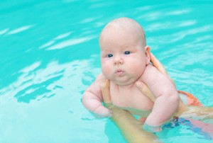 Sejak Usia Berapakah si Kecil Sudah Boleh Diajak Berenang?
