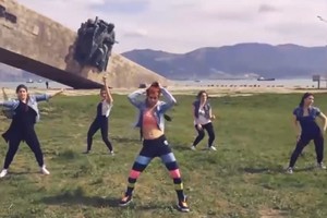 Joget Vulgar di Depan Monumen Perang, Perempuan Rusia Dipenjara
