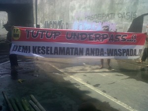Warga Sukoharjo Protes Kondisi Underpass Makamhaji Rusak Total