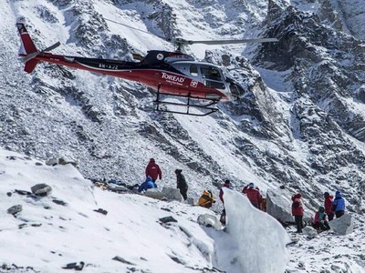Helikopter Evakuasi Pendaki Gunung Everest