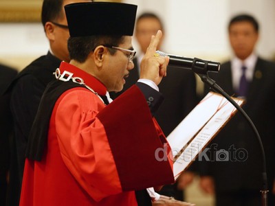 Jokowi Lantik Manahan Sitompul Jadi Hakim Konstitusi